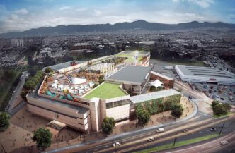 Vista aérea de centro comercial en México. Diseño moderno con área de juegos en la azotea. Aumenta el inventario de centros comerciales CBRE.