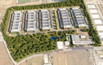 Vista aérea del portafolio de Thor Urbana, mostrando nueve inmuebles en México. Arquitectura moderna con paneles solares y áreas verdes. Expansión inmobiliaria.