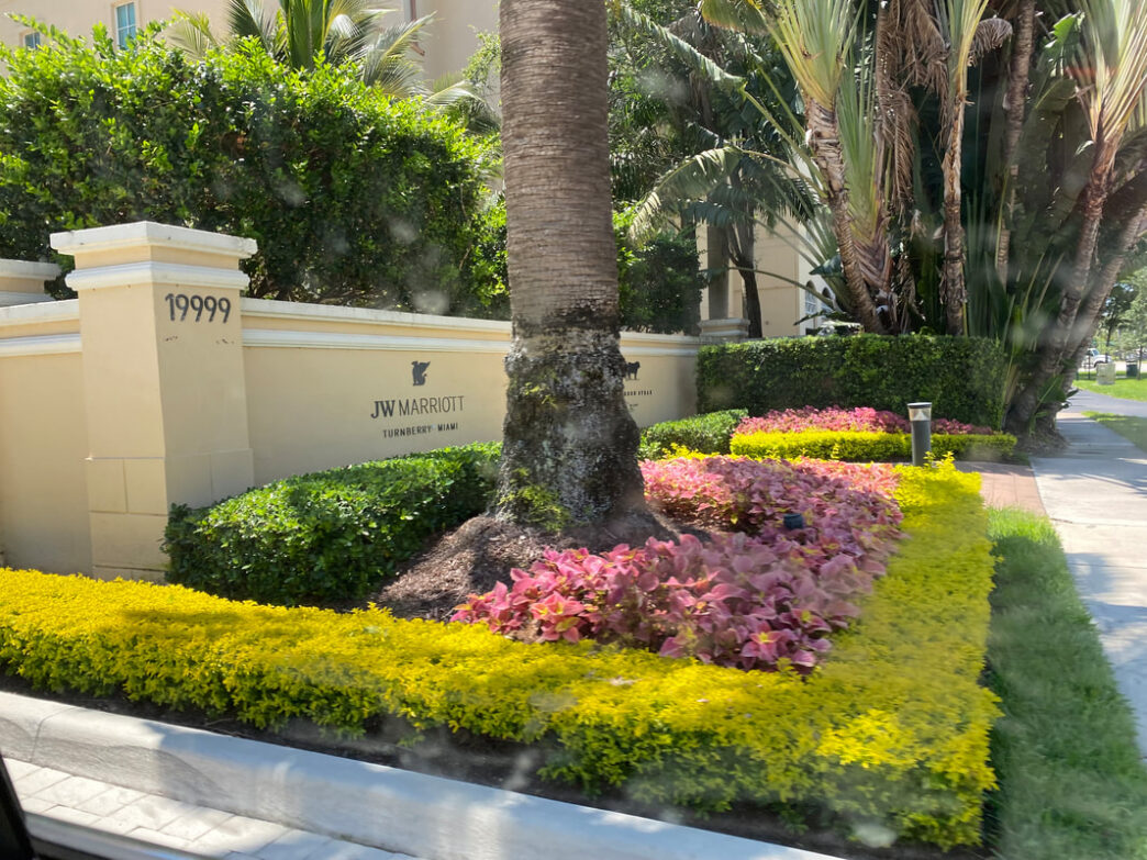 Venue/architecture.

Entrada al JW Marriott Turnberry Miami, sede de Inmobiliare Summits. El hotel es un destino clave para la conferencia de real estate en LATAM.