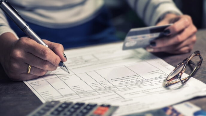 networking/expo

Mujer llenando solicitud de crédito hipotecario con pluma y tarjeta. Cálculos y lentes en la mesa. Finanzas en México.