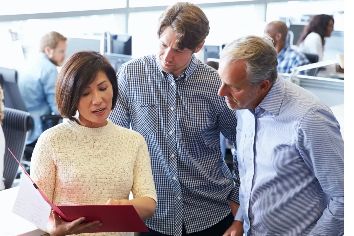 Networking/expo.

Asistentes al Inmobiliare Summits revisan documentos durante un evento de networking. Expertos en real estate colaboran en la conferencia en México.