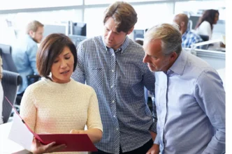 Networking/expo.

Asistentes al Inmobiliare Summits revisan documentos durante un evento de networking. Expertos en real estate colaboran en la conferencia en México.