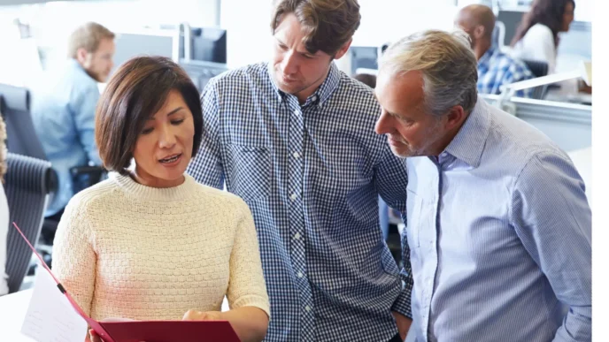 Networking/expo.

Asistentes al Inmobiliare Summits revisan documentos durante un evento de networking. Expertos en real estate colaboran en la conferencia en México.