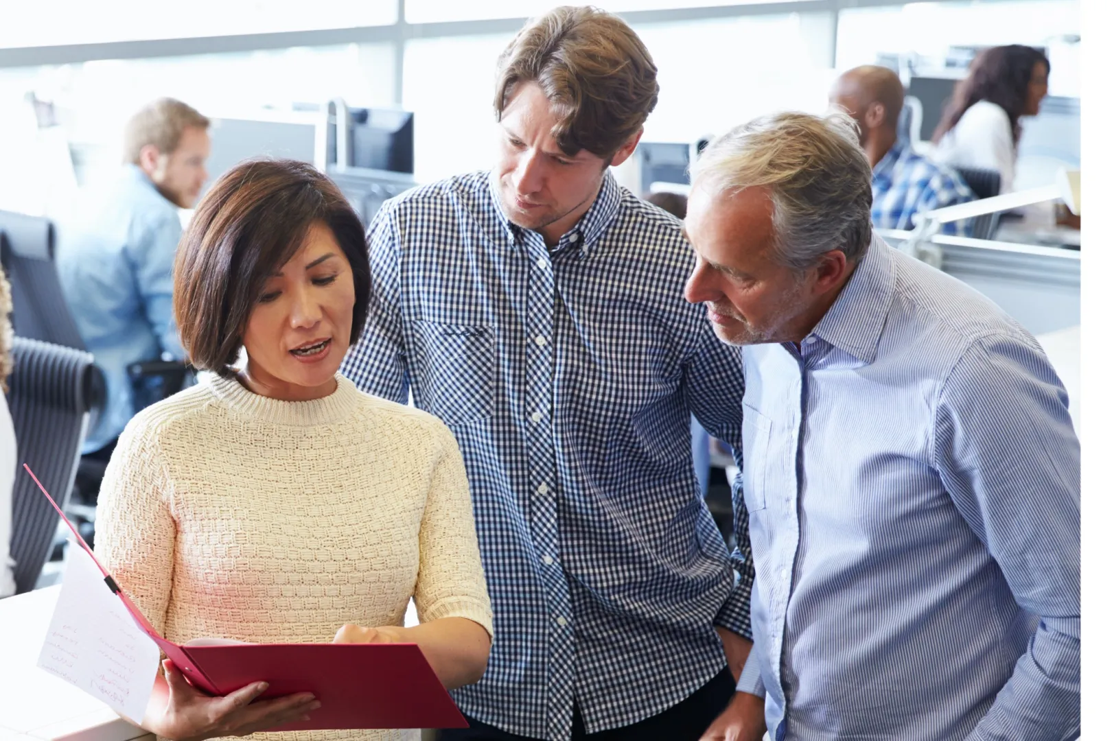 Networking/expo.

Asistentes al Inmobiliare Summits revisan documentos durante un evento de networking. Expertos en real estate colaboran en la conferencia en México.