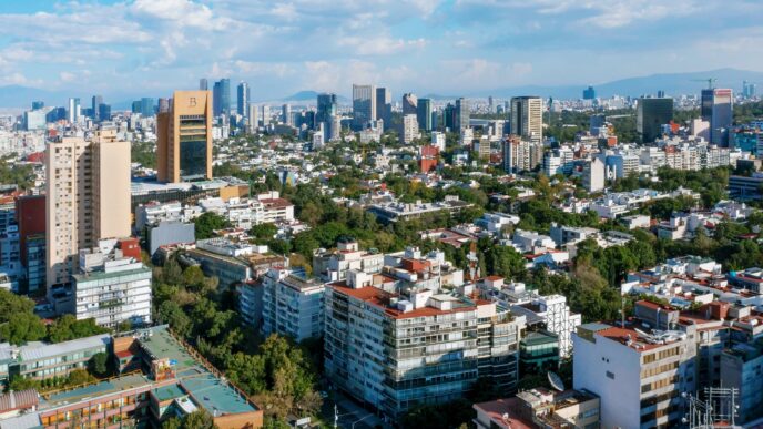 Vista aérea de la Ciudad de México, mostrando edificios y zonas arboladas. Análisis de alcaldías más seguras para vivir en CDMX. Seguridad en la ciudad.
