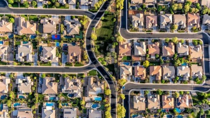 Vista aérea de zona residencial. Inmobiliare Summits analiza el sector real estate en México y LATAM.