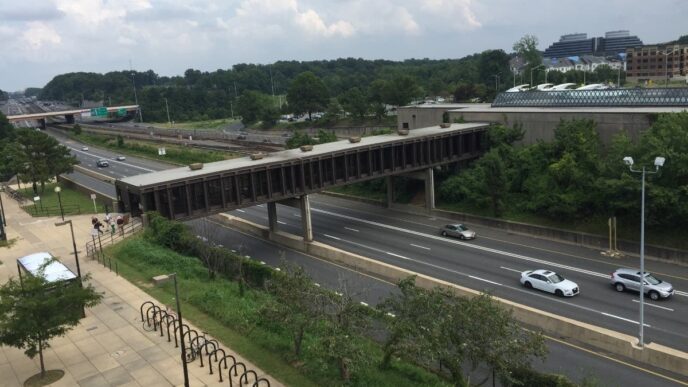 venue/architecture

Vista de autopista y puente peatonal en ciudad. Arquitectura urbana y transporte.