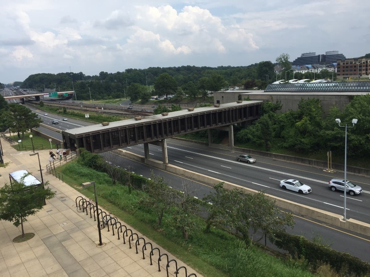 venue/architecture

Vista de autopista y puente peatonal en ciudad. Arquitectura urbana y transporte.