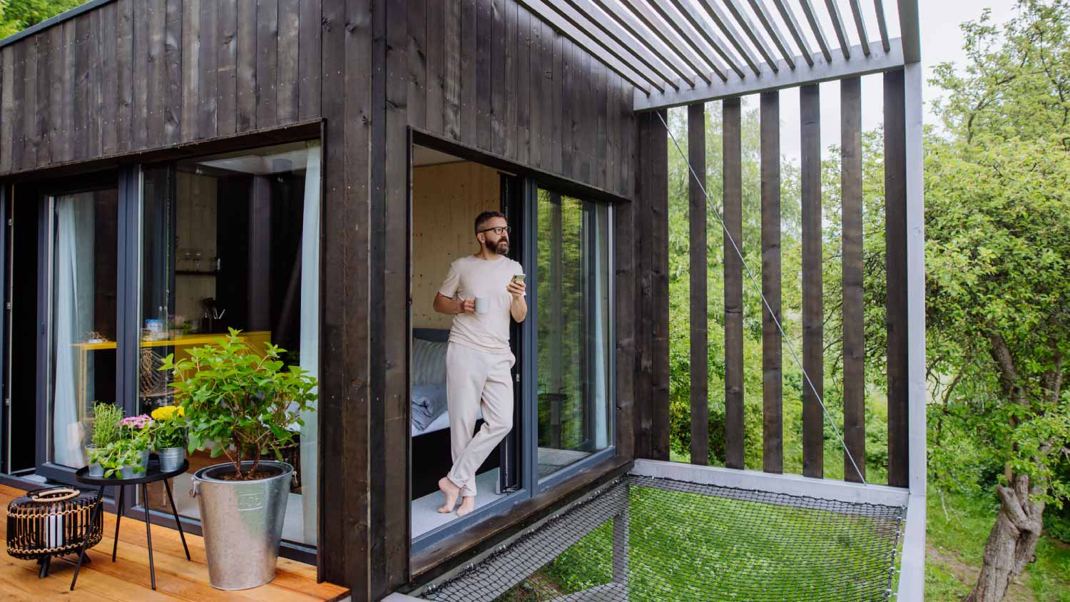 venue/architecture

Arquitectura moderna con diseño minimalista. Hombre con café en mano en cabaña con terraza. Diseño sostenible.