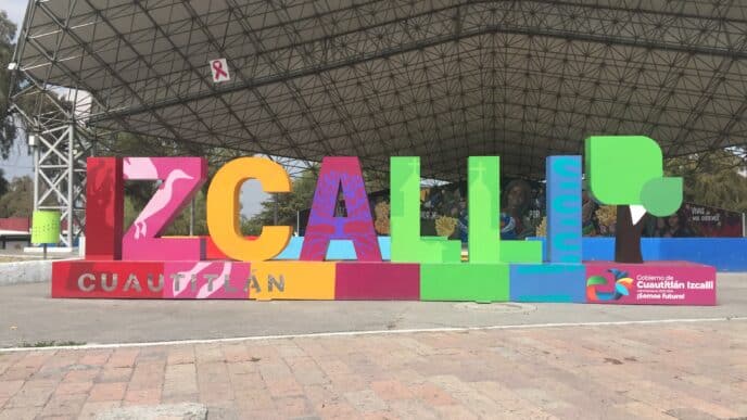 Venue/architecture.
Letrero colorido de IZCali en Cuautitlán Izcalli, México. Promoción de la ciudad en Inmobiliare Summits. Impulso al sector *real estate* en LATAM.