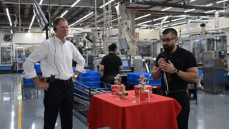Venue/Architecture.

Dos hombres en una fábrica con productos Danfoss sobre una mesa roja. Uno de ellos sostiene un micrófono y explica.