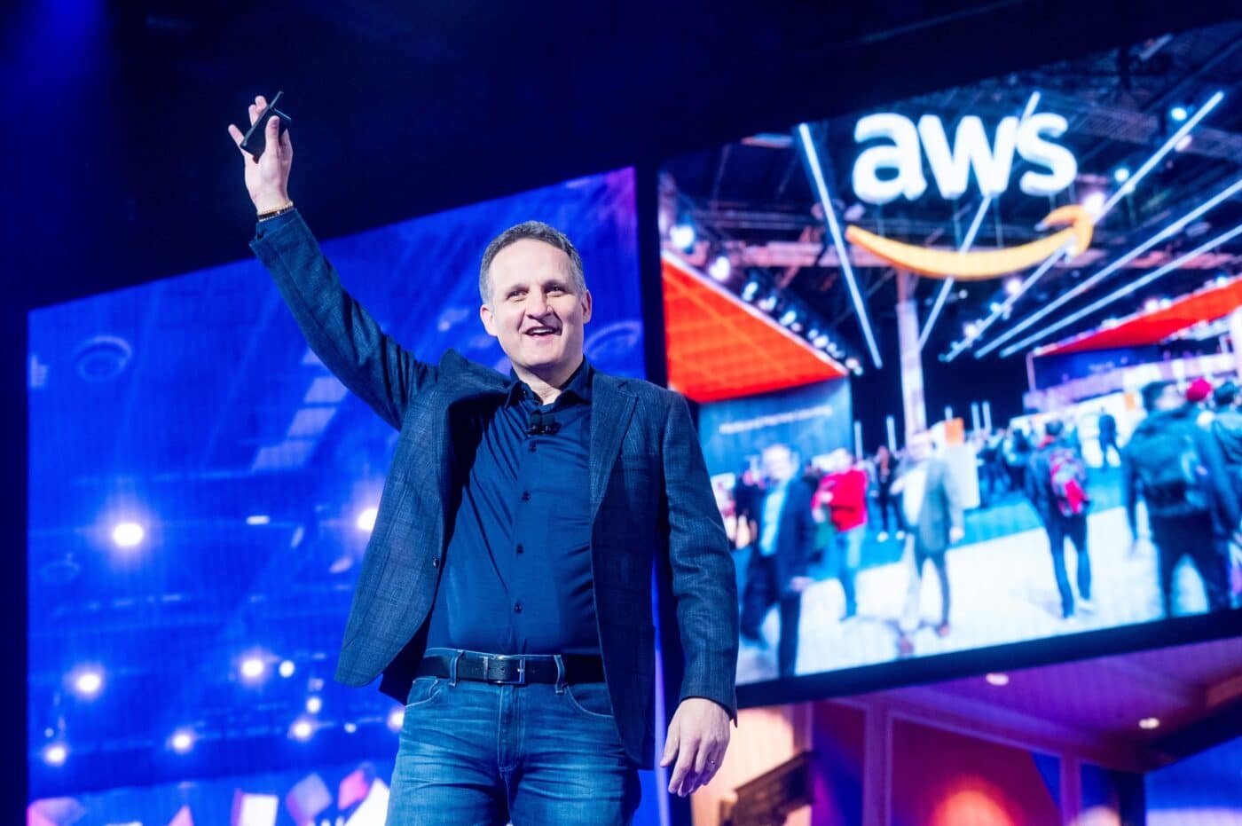 Datoz anuncia nuevo director general. Hombre sonriente en un evento de AWS con el logo visible. Sergio Mireles deja su cargo. Conferencia.