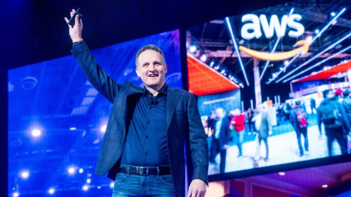 Datoz anuncia nuevo director general. Hombre sonriente en un evento de AWS con el logo visible. Sergio Mireles deja su cargo. Conferencia.
