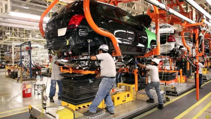 venue/architecture
Trabajadores ensamblan automóviles en una fábrica en México. Impulso al mercado industrial, clave en Inmobiliare Summits LATAM real estate.