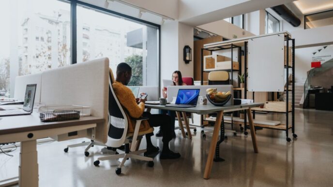 Venue/architecture.

Oficinas modernas y luminosas en Inmobiliare Summits. Espacios de trabajo colaborativos para potenciar el networking en la conference de real estate.