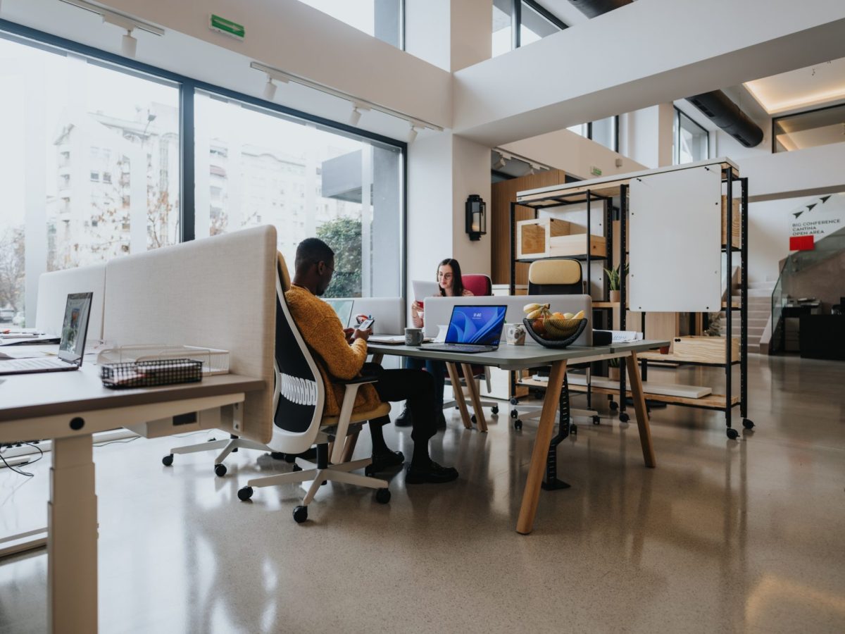 Venue/architecture.

Oficinas modernas y luminosas en Inmobiliare Summits. Espacios de trabajo colaborativos para potenciar el networking en la conference de real estate.