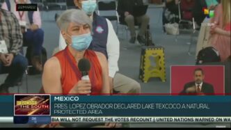 Conferencia sobre la protección del Lago de Texcoco. Mujer hablando con micrófono, anuncio de área protegida, fin de proyectos inmobiliarios.
