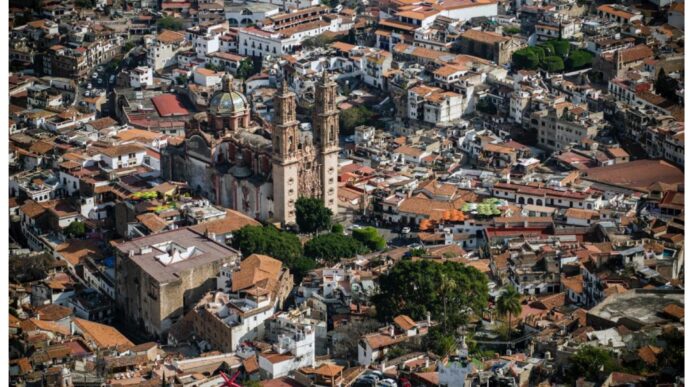 City/destination.

Vista aérea de Taxco, México, con su arquitectura colonial. Un destino clave para Inmobiliare Summits, conferencia de real estate en LATAM.