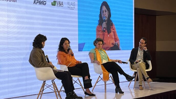 On-stage panel.

Panelistas en Inmobiliare Summits, conferencia de real estate en México, discuten temas relevantes. Patrocinadores visibles en pantalla.