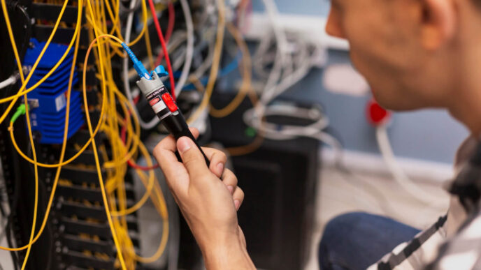speakers/headshot

Técnico revisa cables de fibra óptica. Mantenimiento de red para Inmobiliare Summits, crucial para la conferencia en México y LATAM.