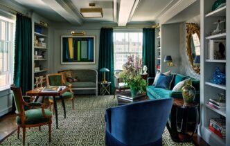 venue/architecture

Diseño interior de sala de estar en México. Muebles clásicos y decoración elegante. Espacio residencial de Inmobiliaria Siena.