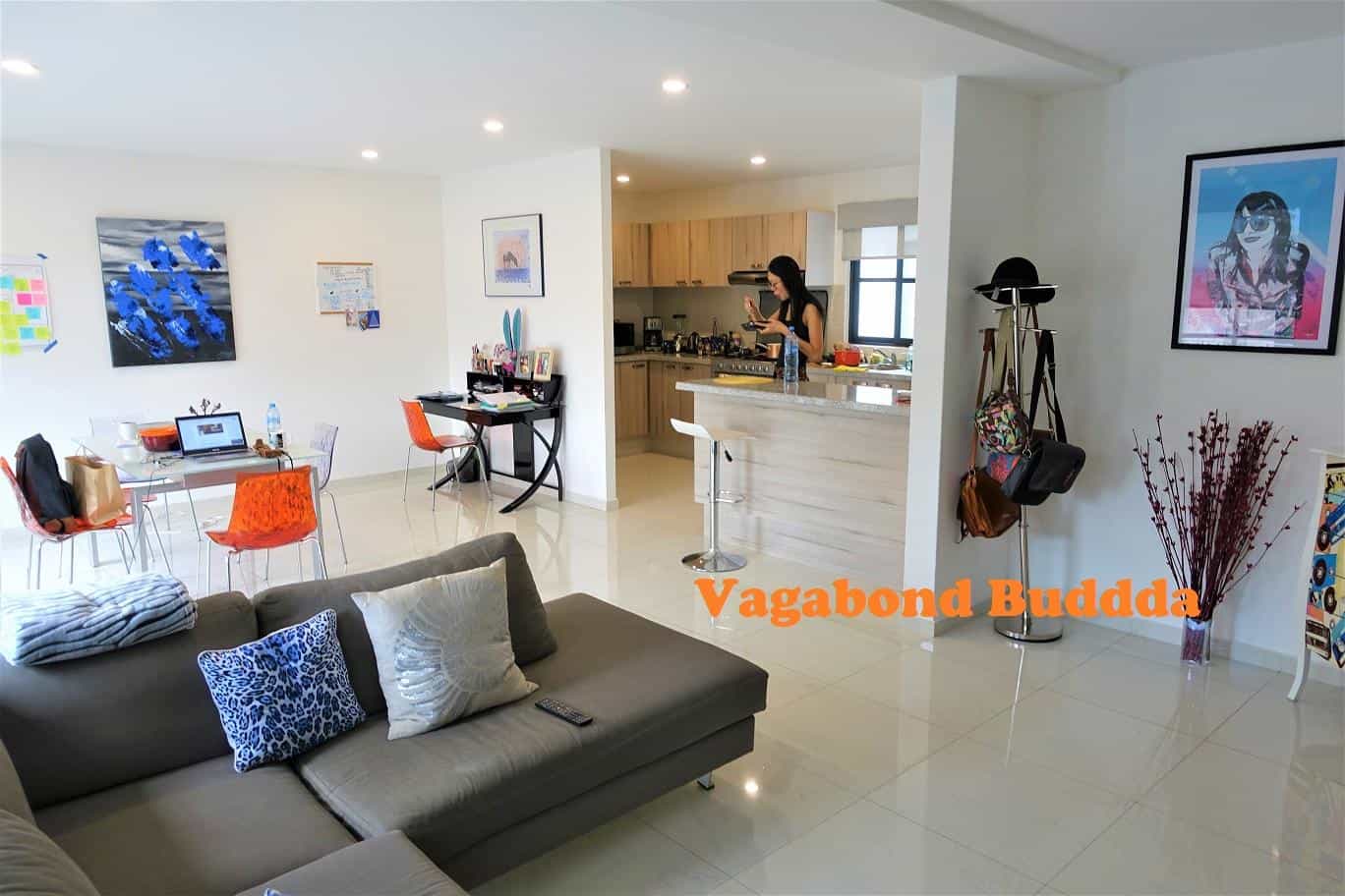 Venue/Architecture.

Interior moderno y luminoso. Sala de estar con cocina abierta, decoración minimalista y toques de color. Diseño inmobiliario contemporáneo.