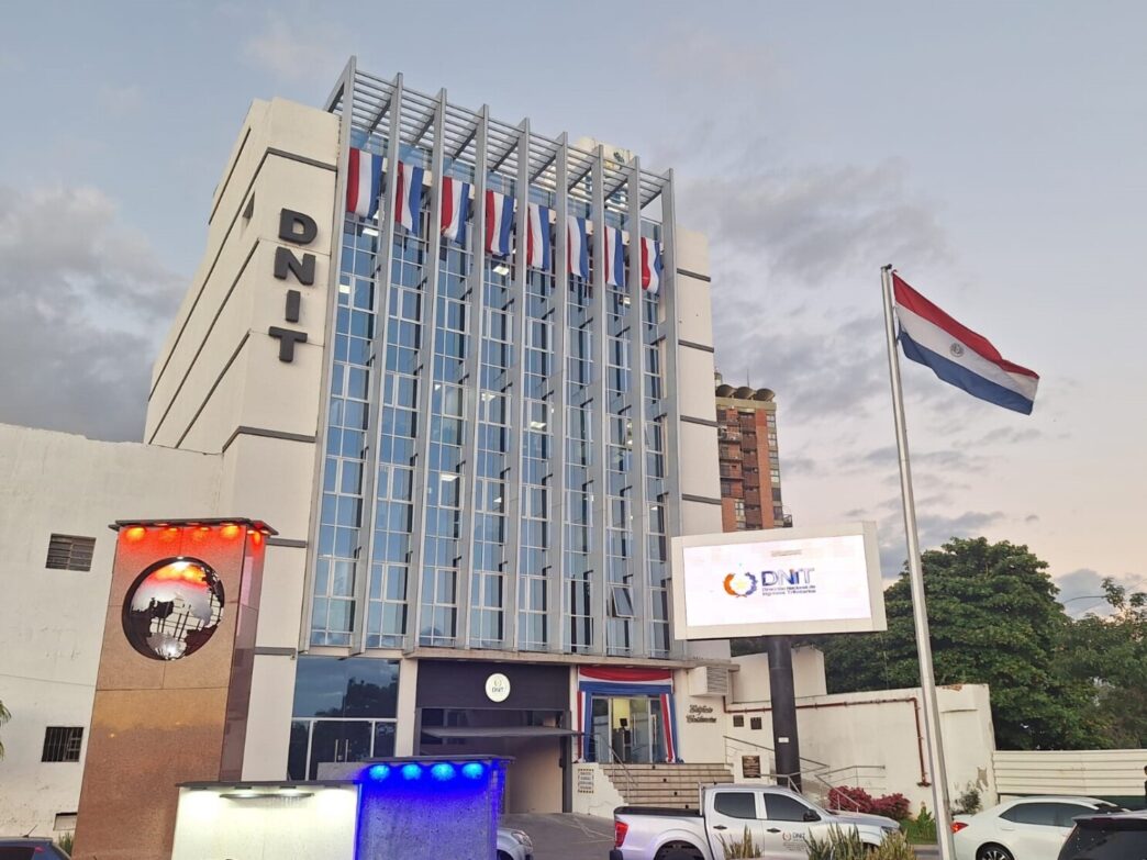 venue/architecture
Edificio DNIT en Paraguay. Arquitectura moderna con banderas. Impulso inmobiliario en la ciudad. #InmobiliareSummits #realestate #LATAM