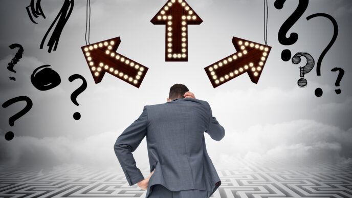 Concepto inmobiliario: Hombre confundido ante flechas y signos de interrogación sobre un laberinto. Incertidumbre económica en LATAM.