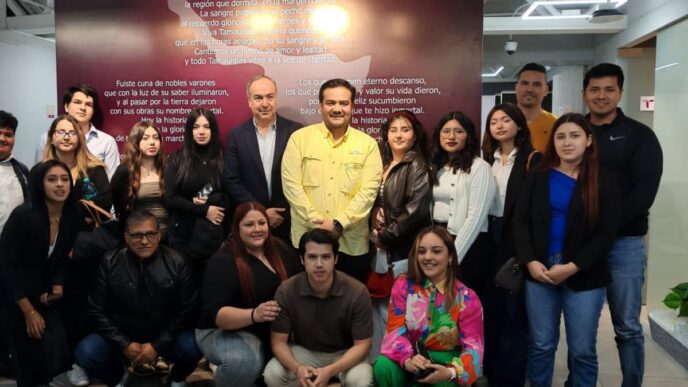 Grupo posa frente a banner en evento de COESVI en Cd. Juárez. Apoyo a familias para mejorar viviendas. #InmobiliareSummits #Mexico #RealEstate