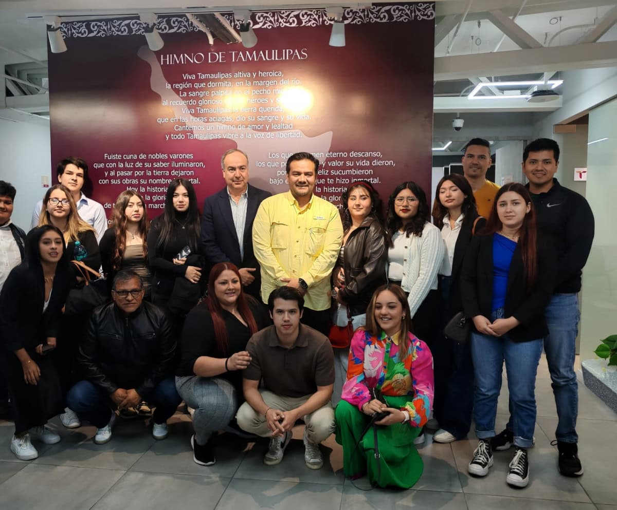 Grupo posa frente a banner en evento de COESVI en Cd. Juárez. Apoyo a familias para mejorar viviendas. #InmobiliareSummits #Mexico #RealEstate