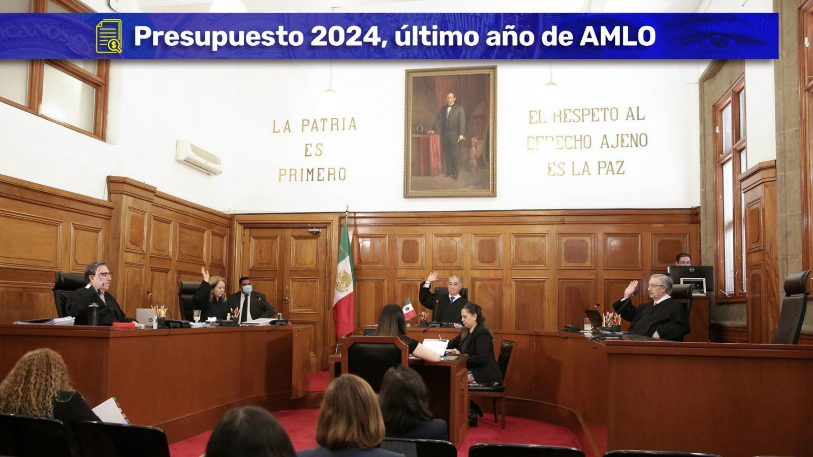 venue/architecture
Sala de juicios en México, con jueces levantando la mano. Presupuesto 2024, último año de AMLO. Arquitectura clásica.