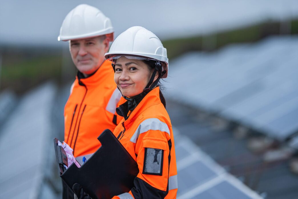speakers/headshot
Dos ingenieros inspeccionan paneles solares. Energía renovable y sustentabilidad en Inmobiliare Summits, conferencia de real estate en México.