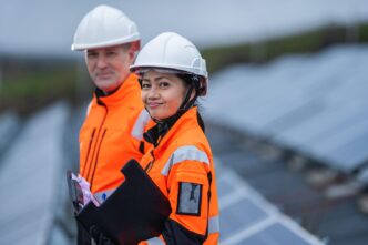 speakers/headshot
Dos ingenieros inspeccionan paneles solares. Energía renovable y sustentabilidad en Inmobiliare Summits, conferencia de real estate en México.