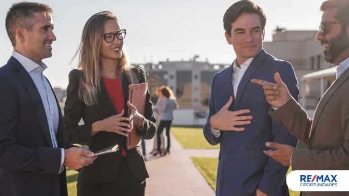 Networking/expo

Asistentes conversan en Inmobiliare Summits, evento de real estate en LATAM. Intercambio de ideas y oportunidades en la conferencia.