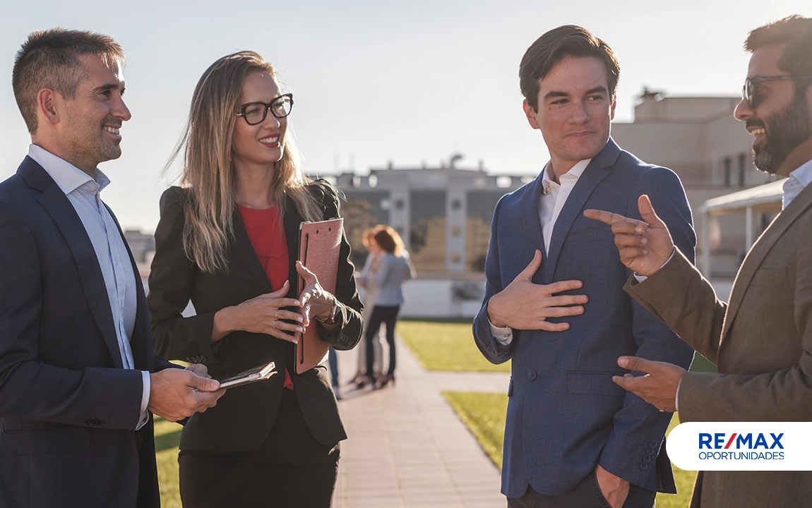 Networking/expo

Asistentes conversan en Inmobiliare Summits, evento de real estate en LATAM. Intercambio de ideas y oportunidades en la conferencia.