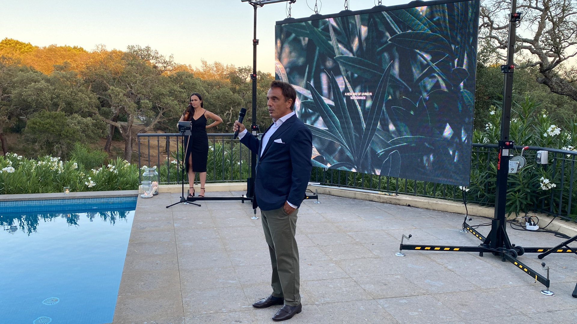 speakers/headshot
Ponente en Inmobiliare Summits presenta proyecto inmobiliario de lujo en Florida. Evento real estate con piscina.