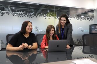 speakers/headshot
Equipo Inmobiliare Summits en reunión. Mujeres colaboran frente a laptop. Conferencia México LATAM.