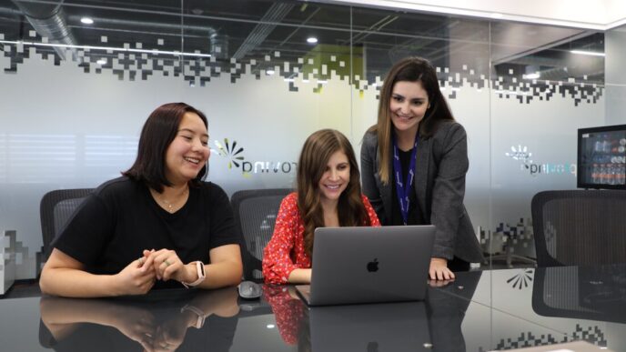 speakers/headshot
Equipo Inmobiliare Summits en reunión. Mujeres colaboran frente a laptop. Conferencia México LATAM.