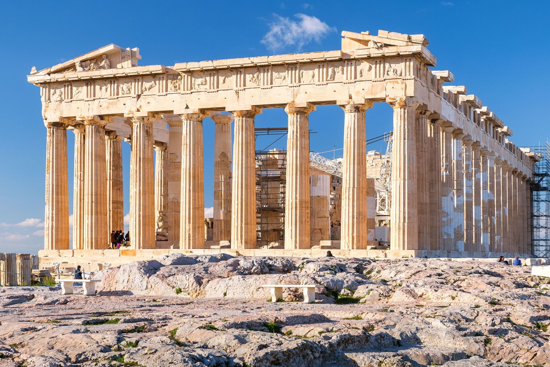 Venue/architecture.
Vista del Partenón en Atenas, Grecia, con cielo azul. Arquitectura histórica como posible sede para Inmobiliare Summits LATAM.