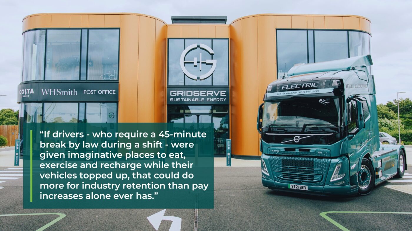 Centro eHGV Gridserve con camión eléctrico, fomentando la transformación sostenible en transporte. Innovación para conductores y medio ambiente.