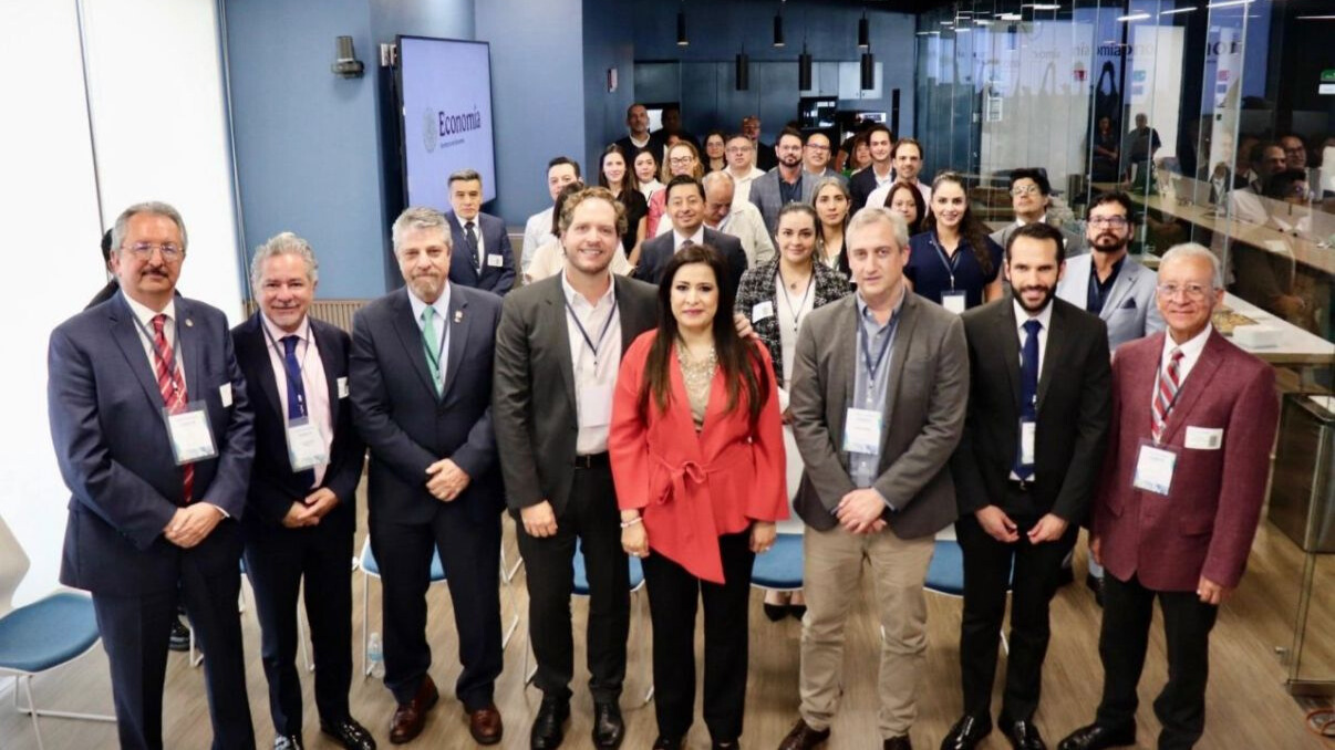 venue/architecture
Asistentes posan en Inmobiliare Summits, conferencia de real estate en México. Evento LATAM sobre planes de inversión y desarrollo económico.