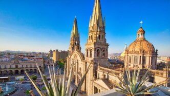 Venue/Architecture.
Vista aérea de la Catedral de Guadalajara, sede de Inmobiliare Summits. Arquitectura colonial en el corazón de la ciudad, México.