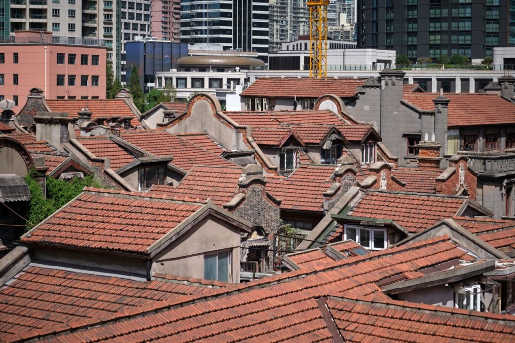 Vista elevada de tejados rojos en Shanghái, mostrando el desarrollo verde en la arquitectura y el impacto en el Real Estate de la ciudad.