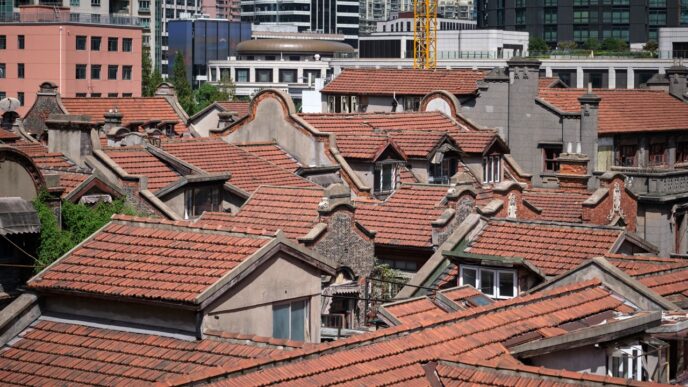 Vista elevada de tejados rojos en Shanghái, mostrando el desarrollo verde en la arquitectura y el impacto en el Real Estate de la ciudad.
