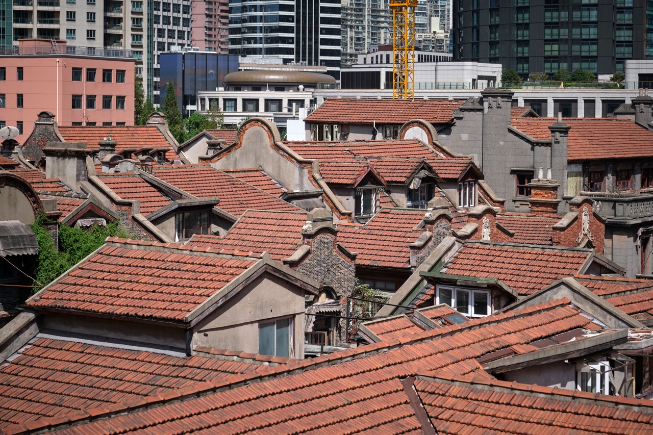 Vista elevada de tejados rojos en Shanghái, mostrando el desarrollo verde en la arquitectura y el impacto en el Real Estate de la ciudad.