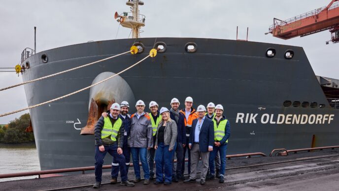 Venue/architecture.

Grupo de personas posa frente al buque RIK OLDENDORFF. Infraestructura portuaria visible.