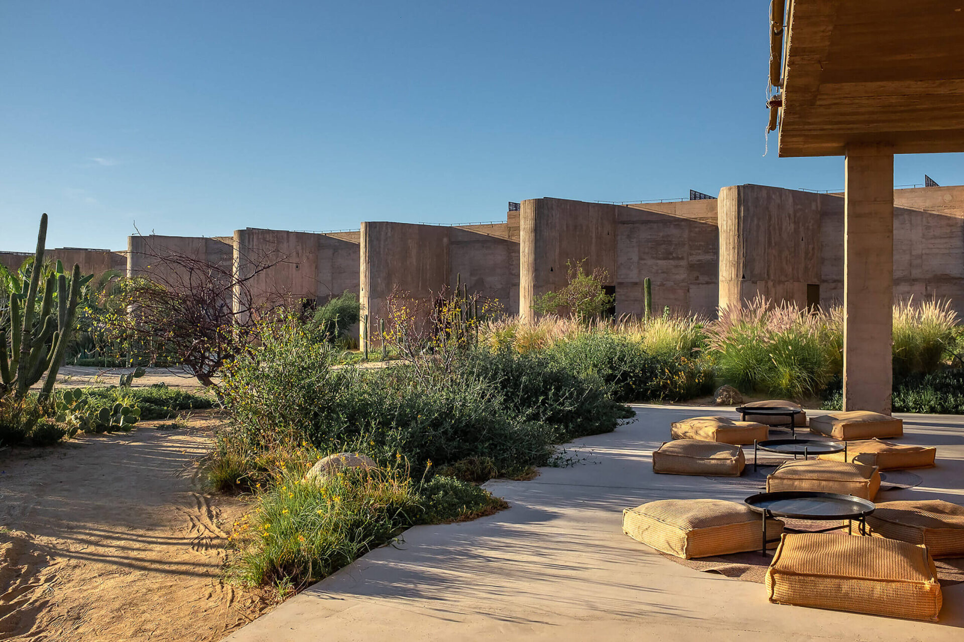 venue/architecture
Paisaje arquitectónico del Inmobiliare Summits, un espacio al aire libre en México. Diseño moderno con vegetación y mobiliario minimalista.