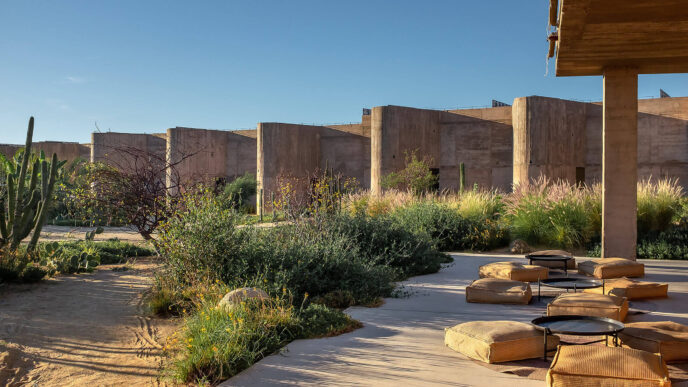 venue/architecture
Paisaje arquitectónico del Inmobiliare Summits, un espacio al aire libre en México. Diseño moderno con vegetación y mobiliario minimalista.