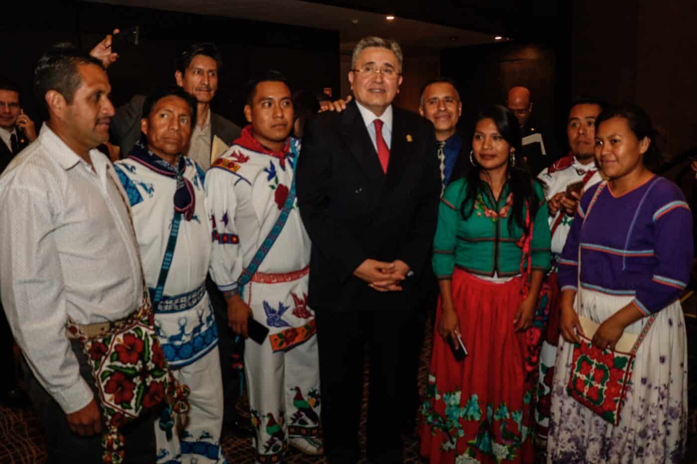 Networking en Inmobiliare Summits, México. El gobernador de San Luis Potosí, con representantes de comunidades indígenas, promoviendo el desarrollo urbano.