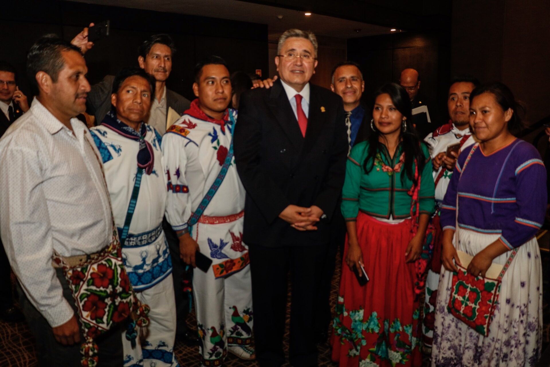 Networking en Inmobiliare Summits, México. El gobernador de San Luis Potosí, con representantes de comunidades indígenas, promoviendo el desarrollo urbano.
